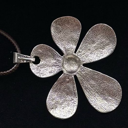 Silver daisy pendant