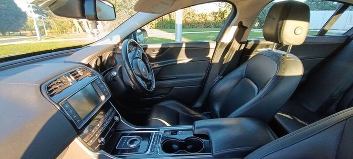 Jaguar XE 2.0D Portfolio Automatic