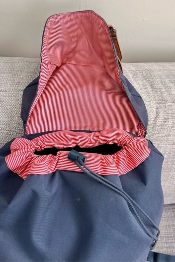 Herschel navy back pack - navy