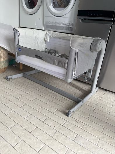 Chicco Next2me co-sleeper crib and mattress & travel bag