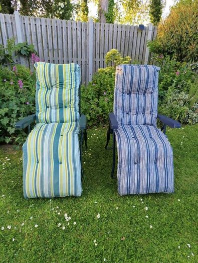 2 Sun Loungers