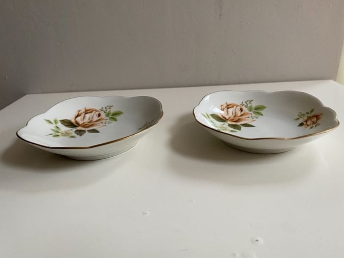Pair of little Vintage China cmeilow  floral dishes