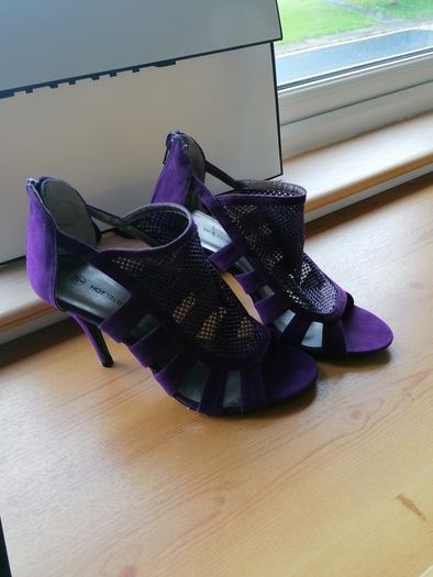 Women's Shoe's Purple Suede NWT SIZE 6 eur 39