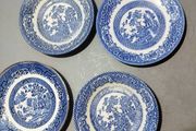 Willow pattern plates/bowls
