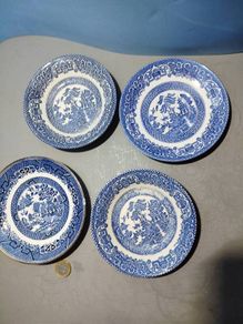 Willow pattern plates/bowls