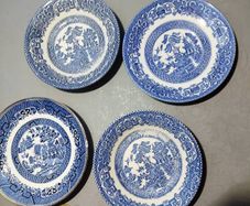 Willow pattern plates/bowls