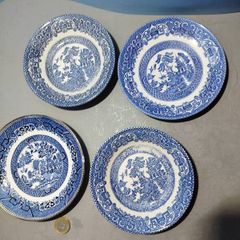 Willow pattern plates/bowls
