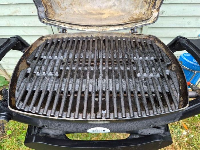 Weber Q1200 Gas Bbq with Stand and new Regulator
