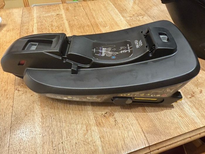 Baby seat Britax Romer Baby safe core birth -83cm car seat and isofix bought new May 2024