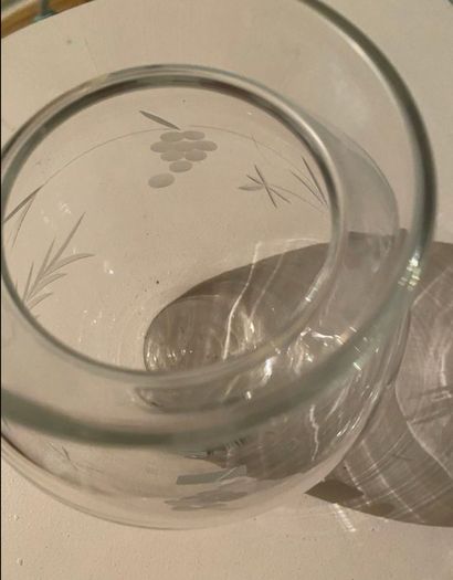 Duiske Irish etched glass vase with original sticker