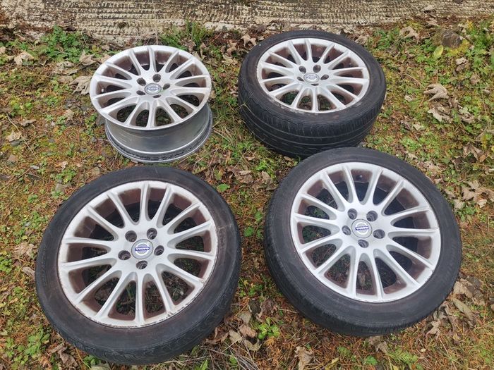 Set of 4 Volvo 17-inch alloy wheels