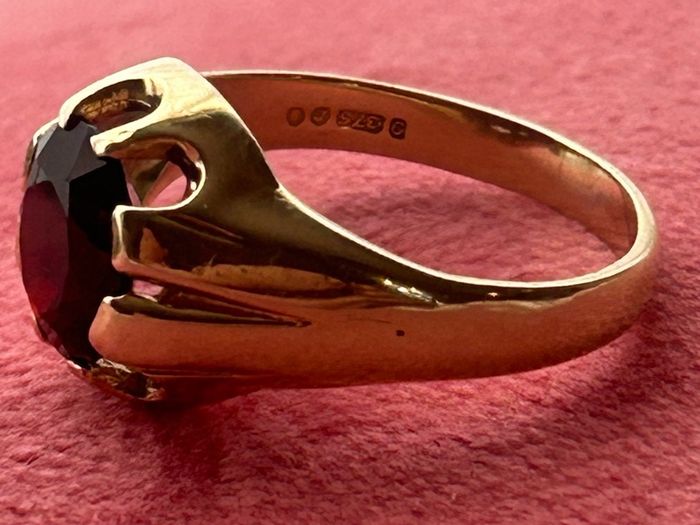 9ct Gold Signet Ring 3.4 grams Size Q