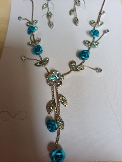 Costume  Necklace & Matching  Earrings.  Length  - 10"
