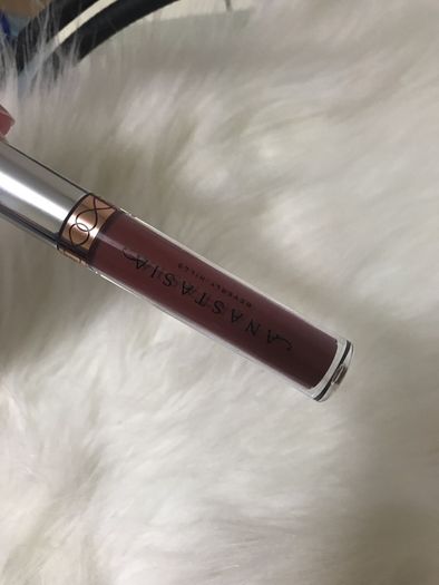 Anastasia Beverly Hills matte liquid lipstick in IN BETWEEN