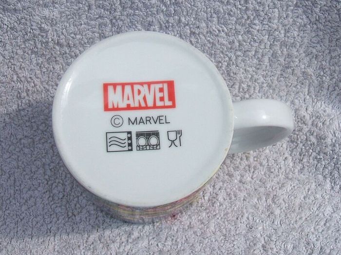 MARVEL SUPERHEROES mug (Marvel comics) - a nicely made mug depicting Captain America, Iron Man, Wolverine, Hulk and Spiderman