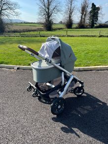 Uppababy Vista V2 Emmett Green with EUR260 accessories