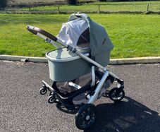 Uppababy Vista V2 Emmett Green with EUR260 accessories