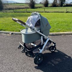 Uppababy Vista V2 Emmett Green with EUR260 accessories