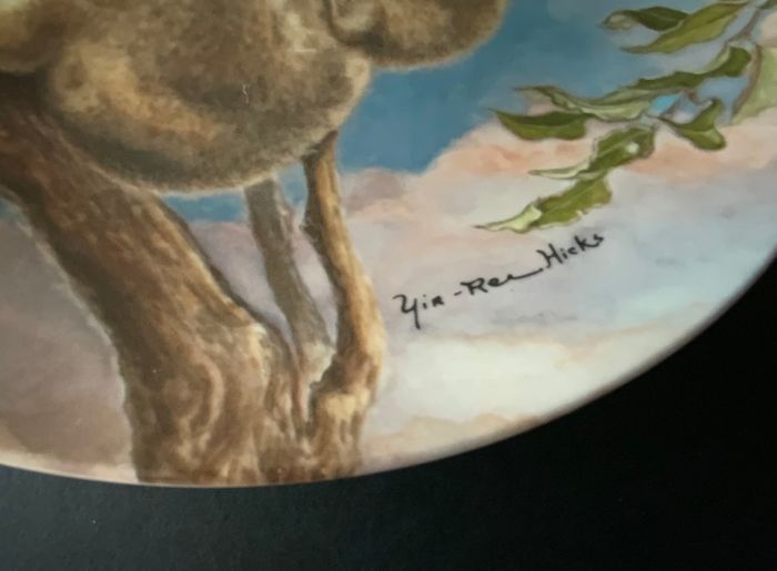 Knowles Fine China Wall Plate 1985 A Trusting Hug