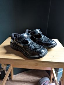 Girl's uniform shoes size 9.5