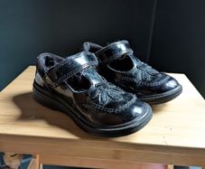 Girl's uniform shoes size 9.5
