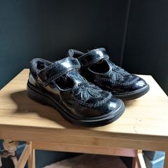 Girl's uniform shoes size 9.5
