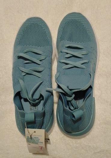 Trainers Size: 7