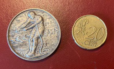 Vintage Tug-Of-War medal, ( m24c)