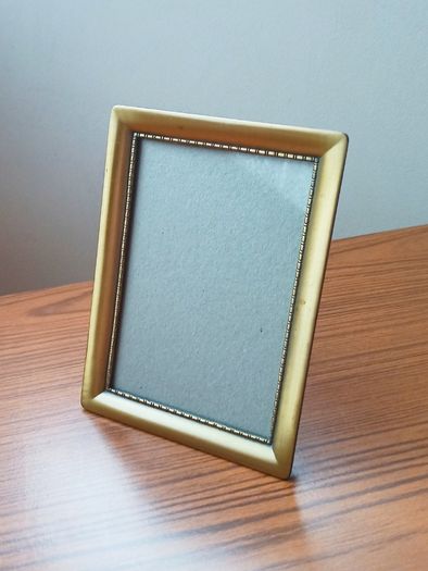 Vintage glazed freestanding gold-toned metal picture frame with classic ornate design size 15x20cm