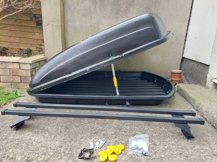 Car roof box