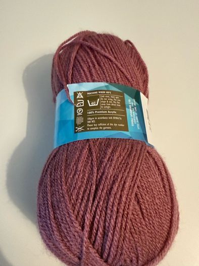 5 balls of blush pink yarn wool