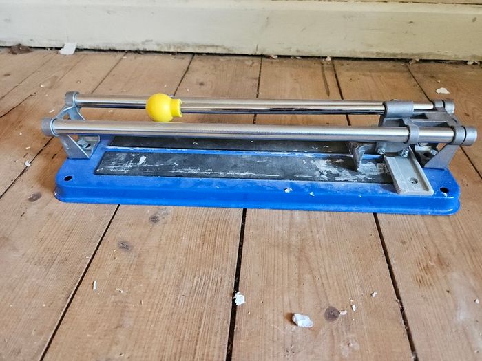 Small tile cutter