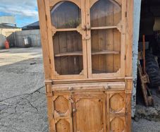 Corner cabinet