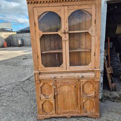 Corner cabinet