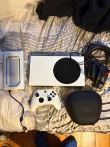 xbox series s with accessoried