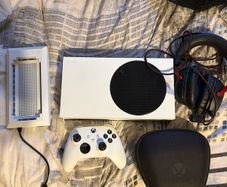 xbox series s with accessoried