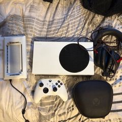 xbox series s with accessoried