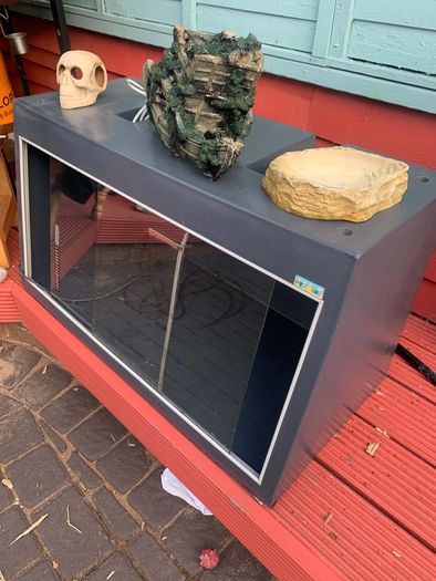 Reptile Tank With Sliding Doors And Accessorys