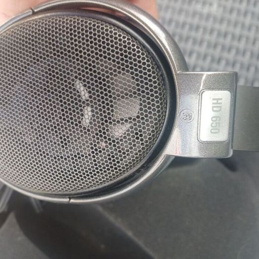 Legendary Reference Class Sennheiser HD650 open-back dynamic headphones boxed