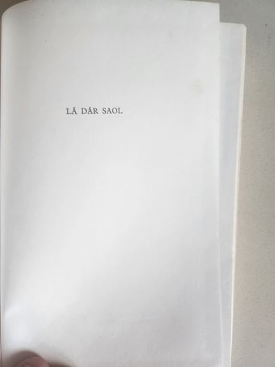 La Dar Saol. Sean O Criomhthain. Published By  Oifig An Tsolathaie Baile Atha Cliath. Published 1972 Hardback In Good Condition. See Photos For Same.