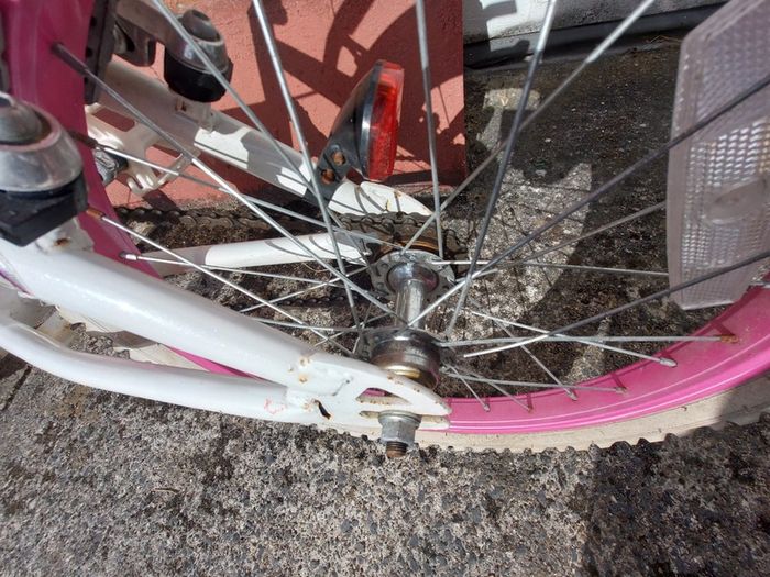 GIRLS BIKE (Sparkle) with Basket, 20 inch wheels, in excellent condition. See Pictures