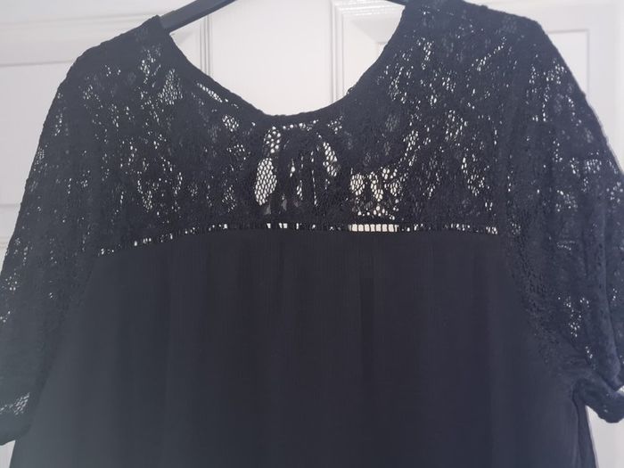 PLUS SIZE (22) Black Lace & Pleat Top. New