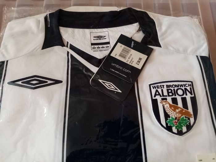 WBA West Bromwich Albion Football Shirt. NEW IN BAG WITH TAG  2008/09 premiership season. no sponsor. Size M Medium. genuine Umbro WBA home Jersey, navy/white stripes, football shirt top baggies.
