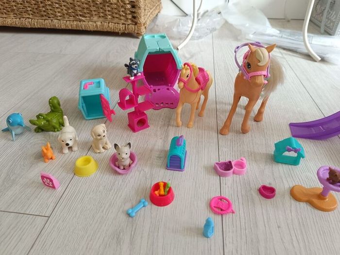 barbie house + dolls + accessories