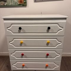 White chest of drawers