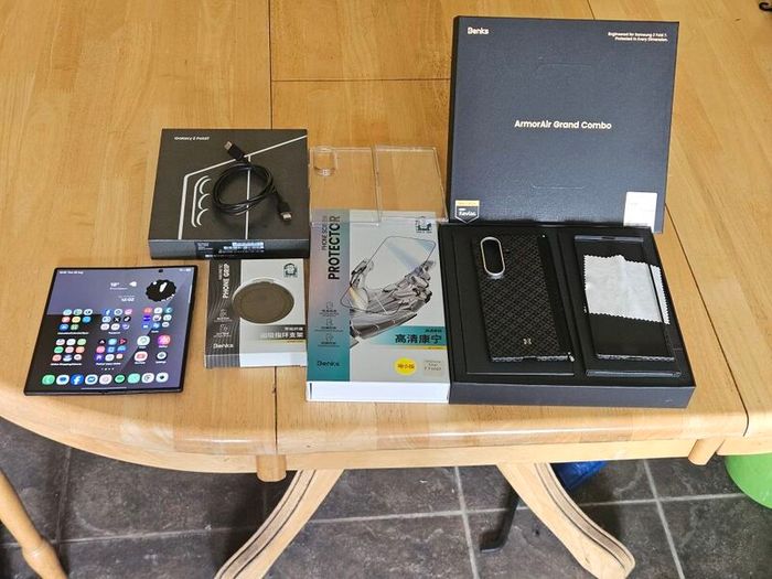 Samsung Z Fold 7 256GB Mint Condition 9 Months Old with receipt unlocked to any Network and with Accessories.