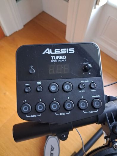 Alesis Turbo Mesh Electric Drum Kit with amp