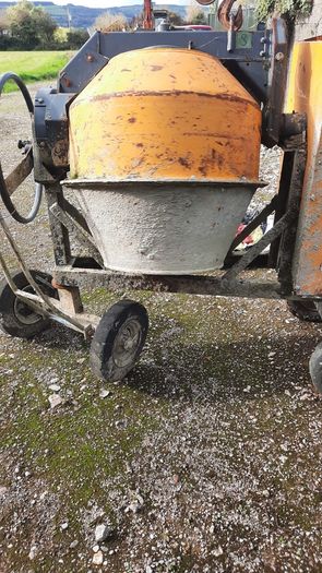 Diesel 4 barrow mixer- excellent condition- key and pull start