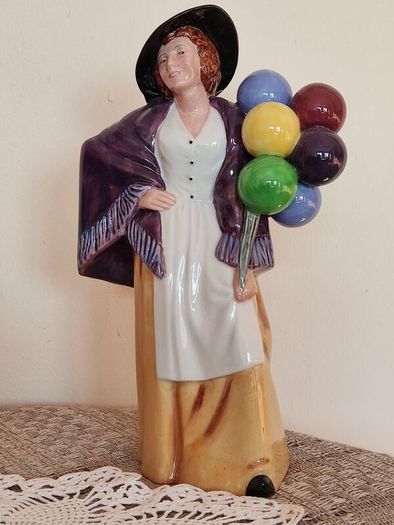 Vintage porcelain figurines family of balloon sellers by Royal Doultot . 85 euro each