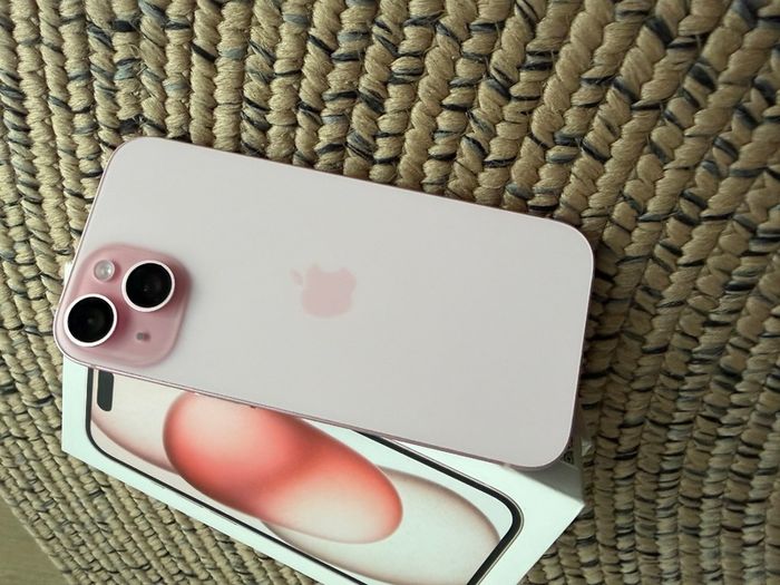 iphone 15- good as new with no scratches & with new phone accessories